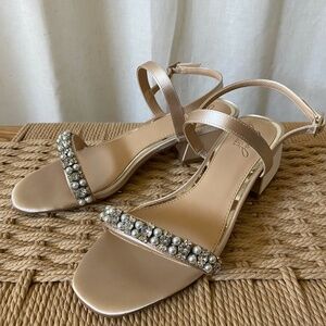 Jewel Badgley Mischka Autumn Block Low Heel Sandal Champagne Satin Size 7.5